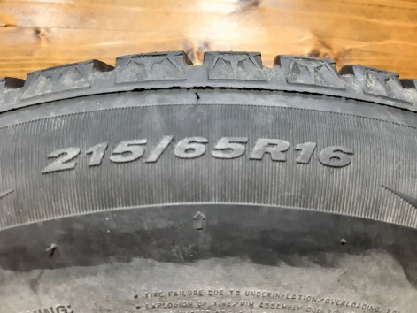 215/65 R16 Roadstone Winguard Spike