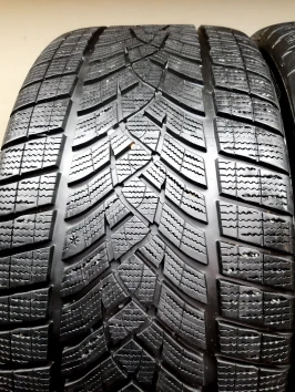 285/35 R22 GoodYear UltraGrip Performance Gen-1