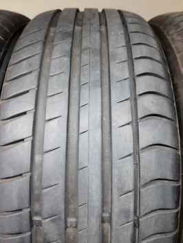 225/45 R18