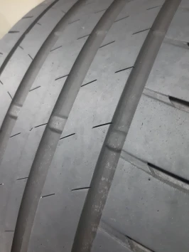255/35 R21