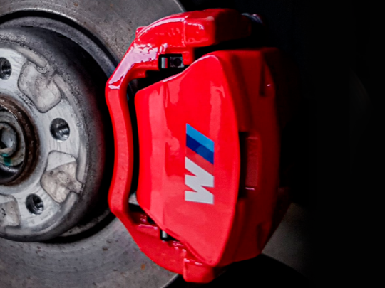 Доработанный суппорт с нанесенным логотипом "BMW M"
